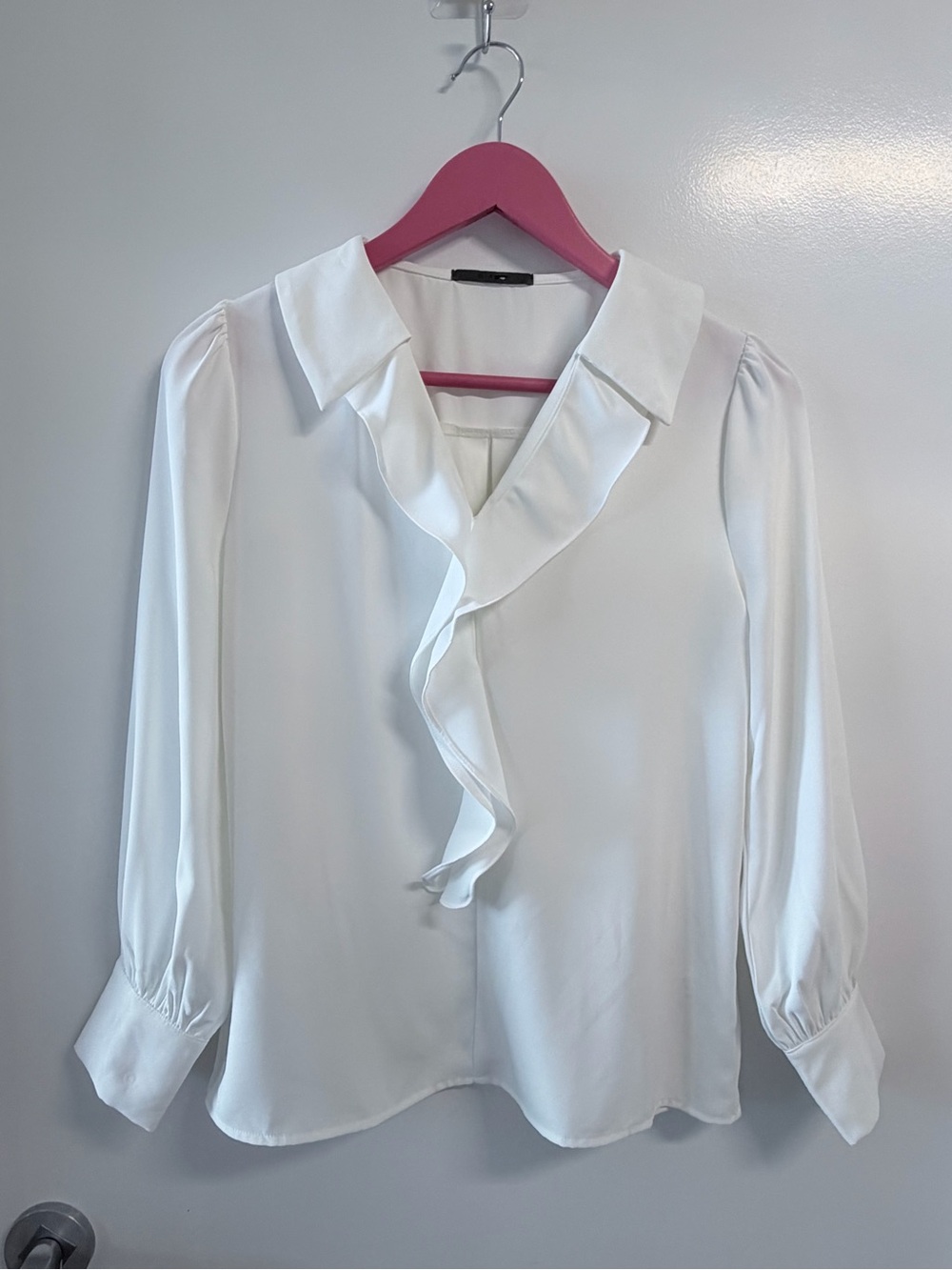Gianni Bini Cream Ruffle V-Neck Long Sleeve Blouse